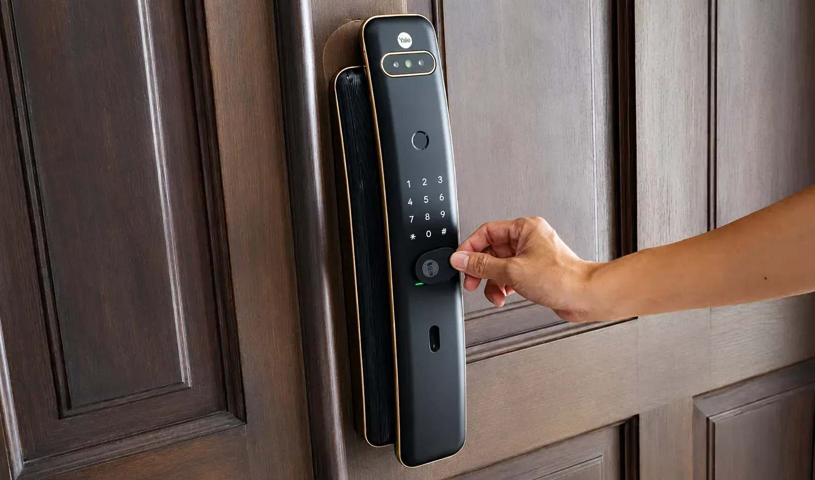 Khóa cửa nhận diện khuôn mặt Yale Luna Pro+