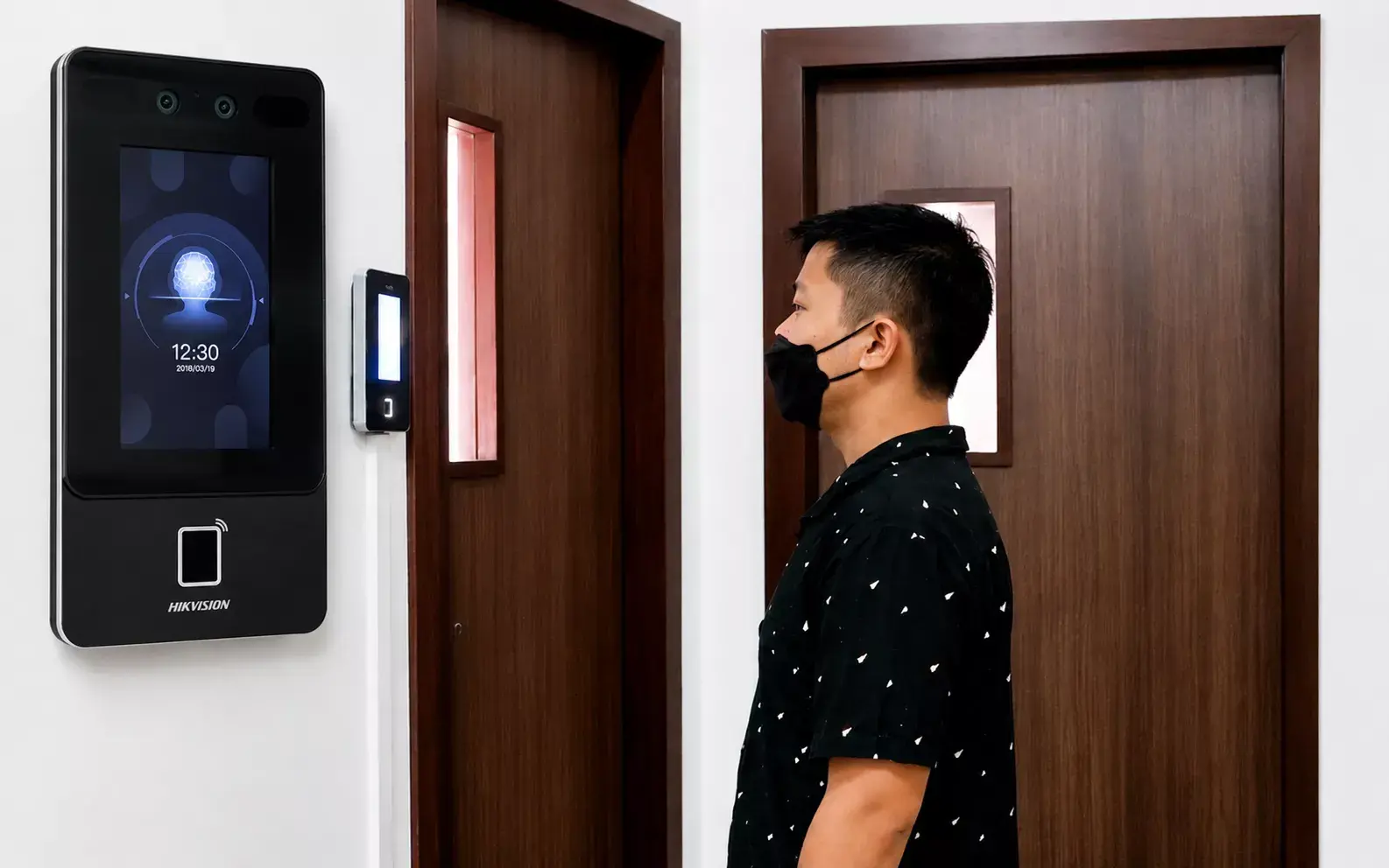 Máy chấm công khuôn mặt DS-K1T342MFX giải pháp kiểm soát hiệu quả cho doanh nghiệp Máy chấm công khuôn mặt DS-K1T342MFX giải pháp kiểm soát hiệu quả cho doanh nghiệp